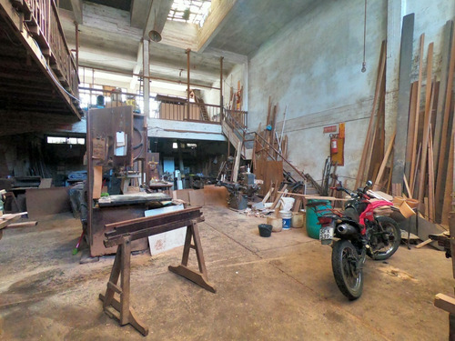 Imagen 1 de 4 de Venta De Amplio Local /taller/ Depósito Con Vivienda En Brazo Oriental 10 Mts De Frente.