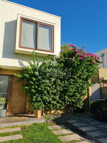 Casa En Venta De 1 Dorm. En Colina