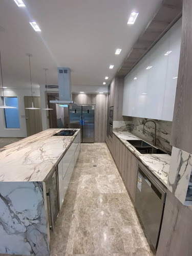 Imagen 5 de 15 de Yosmar & Fernando Venden Town House En Cumbres De Guataparo. Foth-