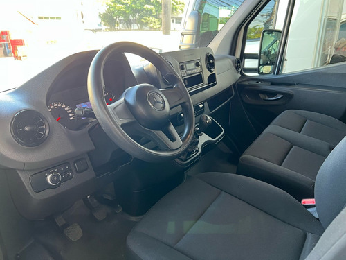 Mercedes-Benz Esprinter Truck 315 street