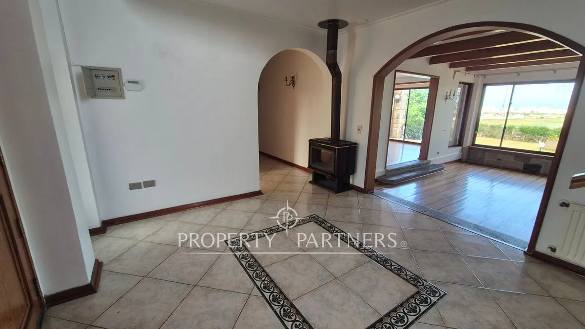 Imagen 2 de 30 de Gran Casa De Dos Niveles En Calle Cerrada Con Lind...