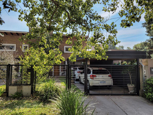 Casa De 3 Dormitorios, Con Jardín Y Pileta En Fisherton