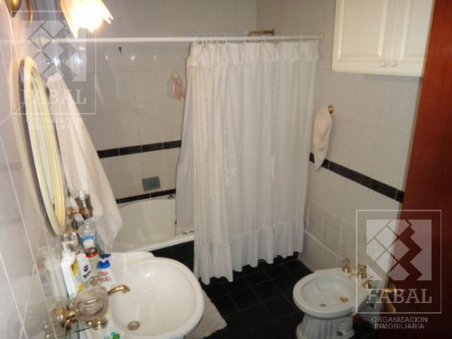 Casa Alquiler O Venta Santa Genoveva, 3 Dormitorios, 3 Baños, Quincho-garaje Y Jardín