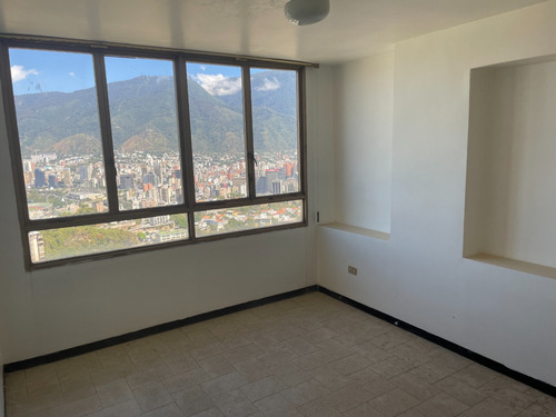 Amplio Y Cómodo Ph De Tres Plantas En Obra Gris Con Vista 360 De Caracas En Colinas De Bello Monte