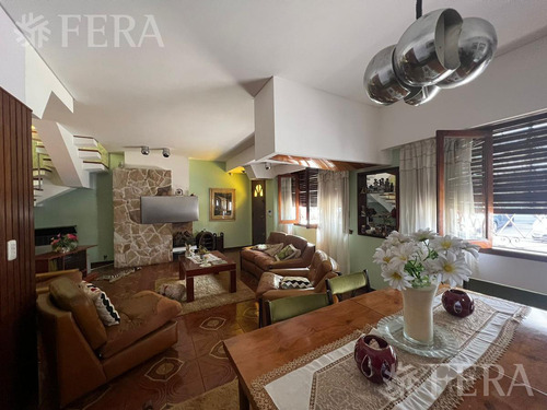 Venta Casa 5 Ambientes Con Cochera Y Patio En Villa Dominico