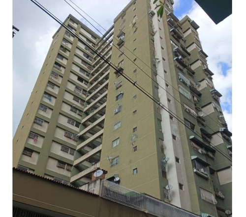 Venta Amplio Apto Con 171 M2. A Una Cuadra De La Plaza Candelaria. Inf. Ma. Fda. Varela 