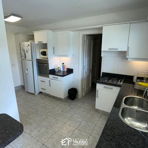 Imagen 6 de 13 de Venta - Destacable Departamento En Venta En Playa Mansa A Una Cuadra Del Mar. 4 Dormitorios En Suite.