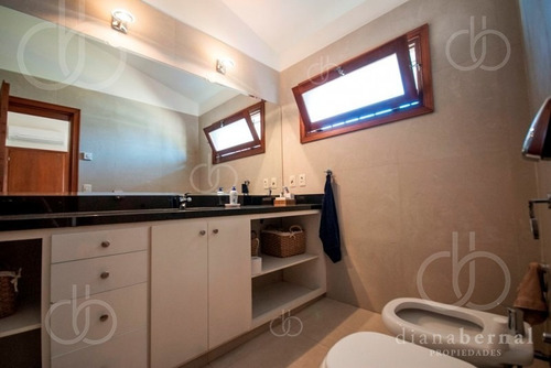 Casa En Punta Del Este, Playa Mansa, 4 Dormitorios , Piscina Y Barbacoa.- Ref: 43287