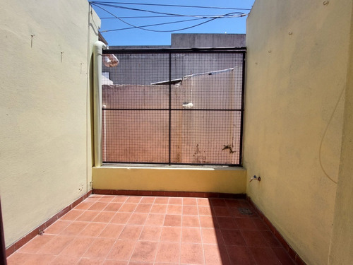 Ph De 3 Ambientes En Alquiler Con Patio Propio
