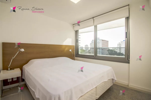 Venta De Apartamento De 2 Dormitorios Y Dependencia En Torre Esmeralda Punta Del Este
