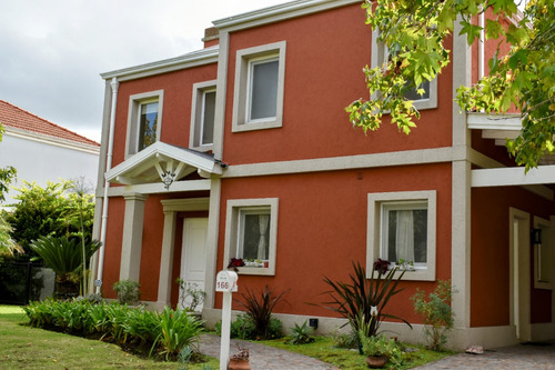 Dueño Vende Excelente Casa Barrio Los Jazmines - Pilar Del Este.