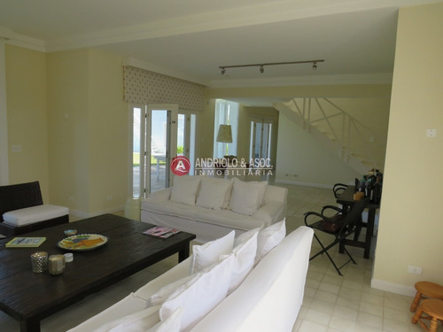 Hermosa Casa A La Venta ,amplia,comoda,cerca De Todo.- Ref: 6742