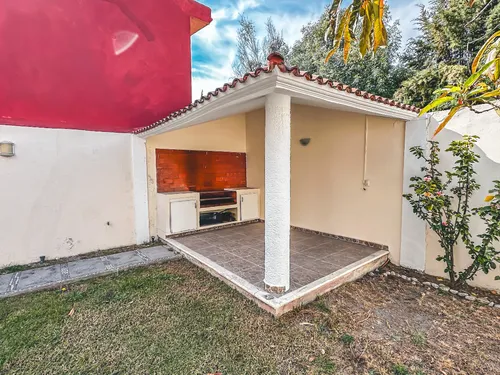 Casa En Venta Con Recámara En Planta Baja En Rincones De La Calera.