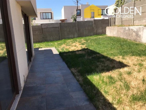 Casa En Venta De 4 Dorm. En Peñalolén