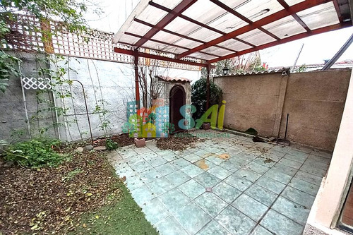 Comodísima Casa De Tres Pisos En Ciudad Satélite, Maipú.