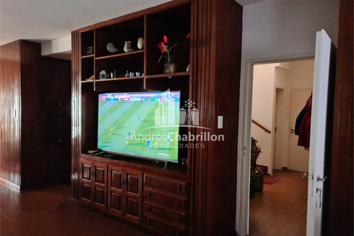 Hermosa Casa Semicéntrica De Tres Dormitorios Con Pileta
