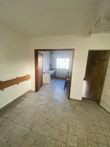 Salon Al Frente Entrada Independiente Con Vivienda (sin Expensas)