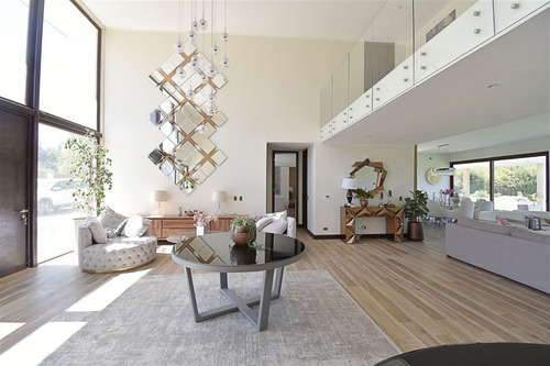 Casa En Venta De 5 Dorm. En Colina