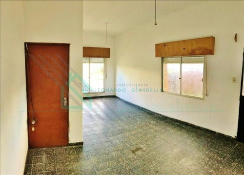 Imagen 2 de 16 de Colonia - Casa Próxima Al Centro.- Ref: 879