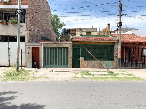 Casa  Zona Sur Garage Cerca Av. Uriburu Y España   Rosario