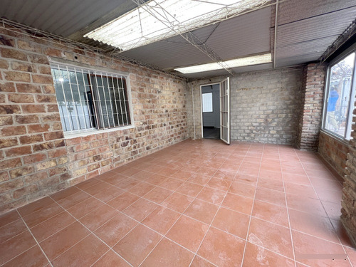 Alquiler De Hermosa Casa, Totalmente Reciclada, Piedras Blancas, 2 Dormitorios, Cochera, Baño, 2 Patios, Sin Gastos Comunes, Muy Segura!!