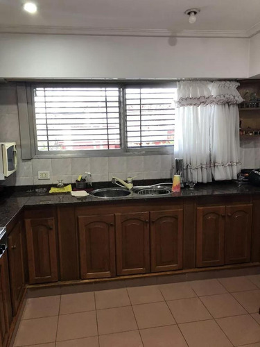 Casa En Venta - 4 Dormitorios 5 Baños - Cochera - 250mts2 - Lomas De Zamora