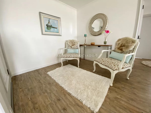 Apartamento De 3 Dormitorios En Venta En Torre Nueva York, Punta Del Este.