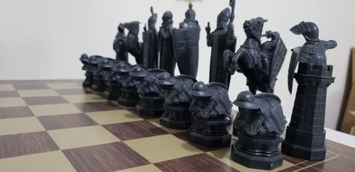 Fileiras de peças de xadrez preto e branco do filme harry potter em frente  uma da outra no tabuleiro - são petersburgo, rússia, junho de 2021.