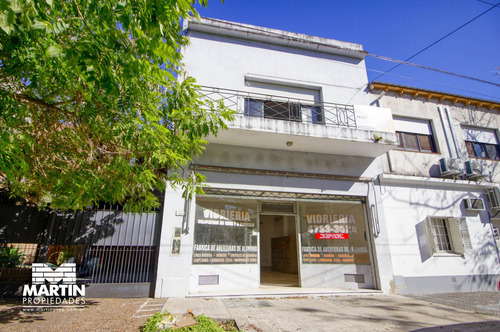 Local En Centro Comercial, A 50 Mts Del Carrefour Y A 2 Cuadras De Av. Santa Fe.