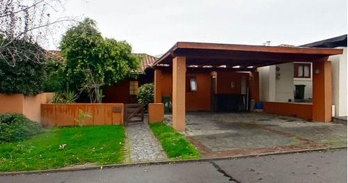 Venta Casa Estilo Chileno En Condominio, Chicureo. 5d+4b