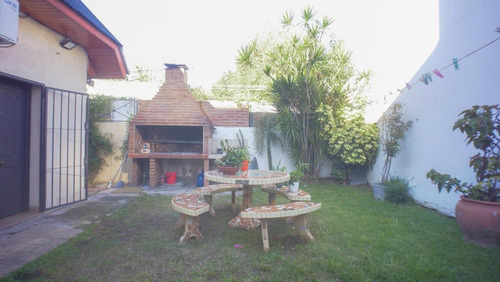 Chalet Estilo Inglés De 3 Dorm. Banfield Este.