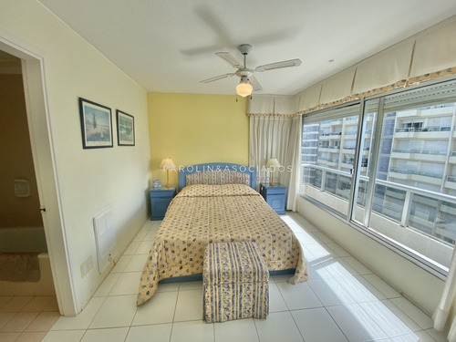Imagen 14 de 24 de Venta De Apartamento De 2 Dormitorios En Edificio Torre Marina Punta Del Este