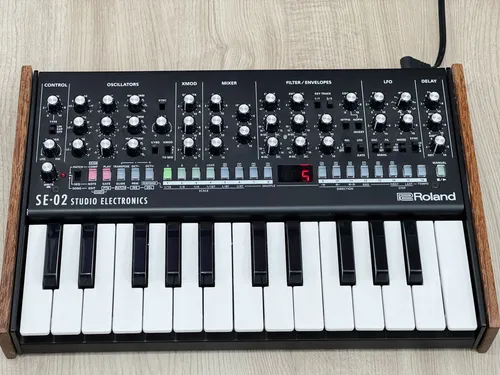 Sintetizador Analógico Roland Se02 Boutique + Teclado K25m