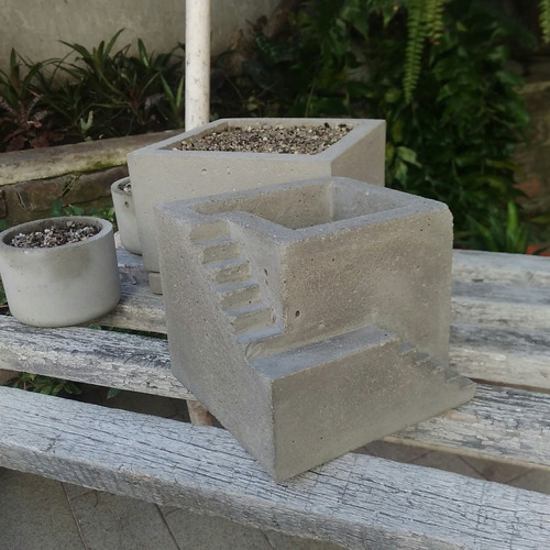 Imagen 4 de 4 de Maceta Cuadrada 12cm Con Escalera Cemento Ideal Suculentas