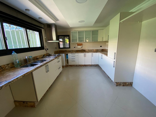 Imagen 6 de 14 de Venta: Casa De 5 Dormitorios, En Amplio Padrón En Carrasco