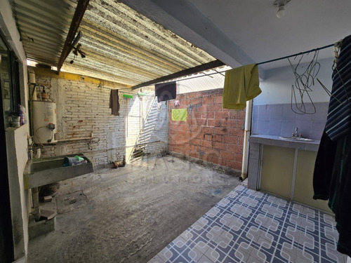 Casa En Venta En Fovissste De Dos Niveles Con Amplias Recamaras.