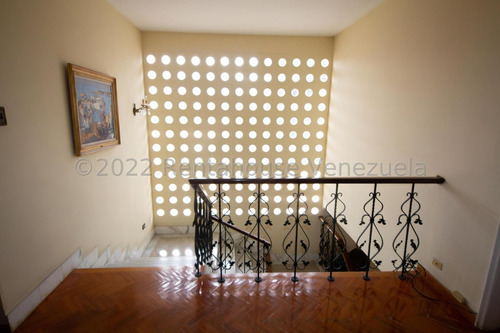 Bella Casa, Con Amplios Espacios Y Jardines Ubicada En Calle Cerrada. 25-17564.