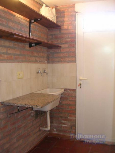 Hermoso Chalet De 2/3 Dormitorios Con Jardín, Quincho Y Piscina. Oportunidad