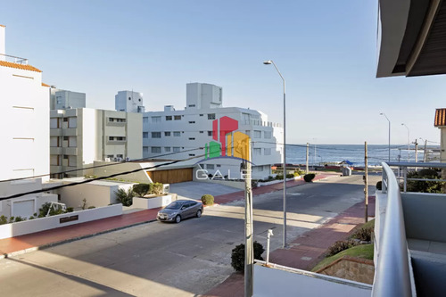 Punta Del Este, Península, Departamento De 2 Dormitorios Con Piscina, Terraza Y Cochera.