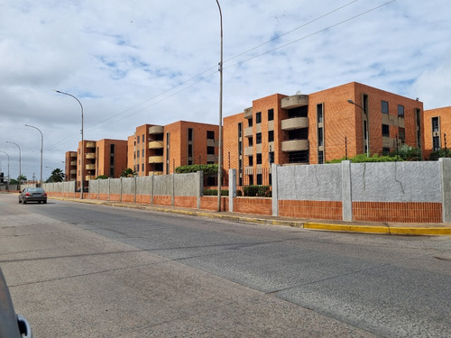 Se Alquila Apto En Piso Bajo En El Conj. Res. Guaicamar I, Lecheria, Edo. Anzoategui