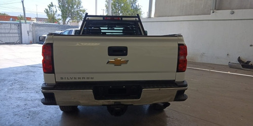 Imagen 4 de 12 de Chevrolet Silverado Cabina Y Med 4x4 Hd