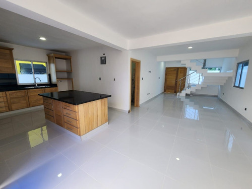 Casa En Venta En Brisa Oriental San Isidro Con Piscina Y 3 Habitaciones 50m2 De Patio Y 70m2 Terraza