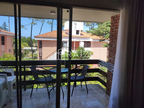 Encantador Apartamento En Arcobaleno, 2 Dormitorios Con Acciones De Piscina, Cochera Y Baulera. Consultenos!