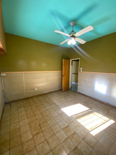 Imagen 3 de 17 de En Venta Casa 3 Amb Con Gge P/ 2 Autos, Amplio Fondo Libre, Terraza Y Local En Lanus (136)