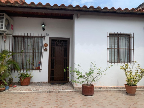 Imagen 2 de 14 de En Venta Linda Casa En Res. Villas Del Centro, 04128676886