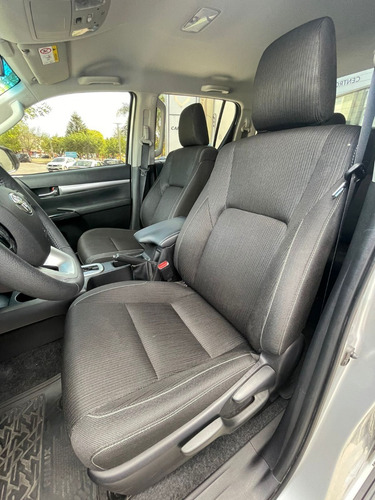 Imagen 16 de 19 de Toyota Hilux Srv 4x2 At
