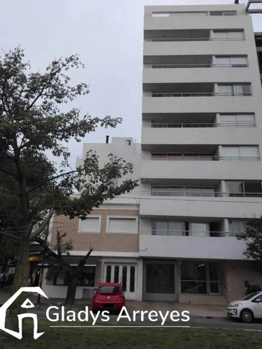 Departamento En Zona Céntrica De La Plata.