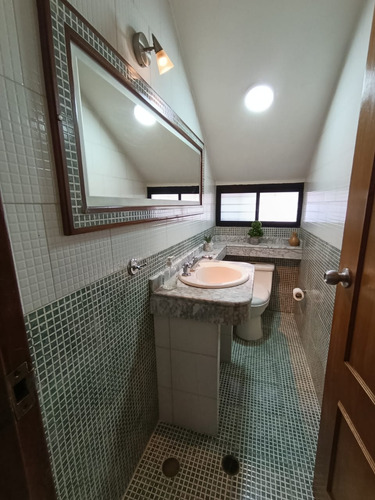 Cb.venta Tonwhouse Mañongo. Conj. Resd. Las Trinitarias.