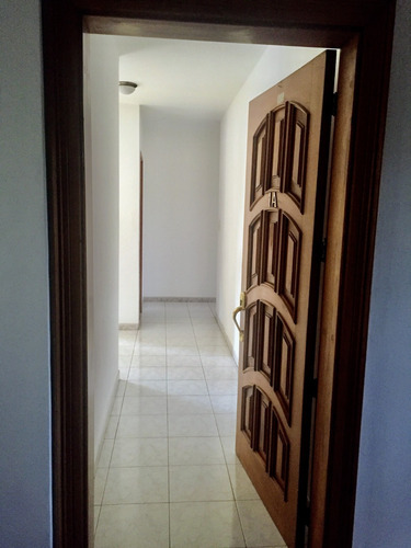 Imagen 2 de 10 de En Venta Amplio Apartamento En Residencias Riazor En Lecheria