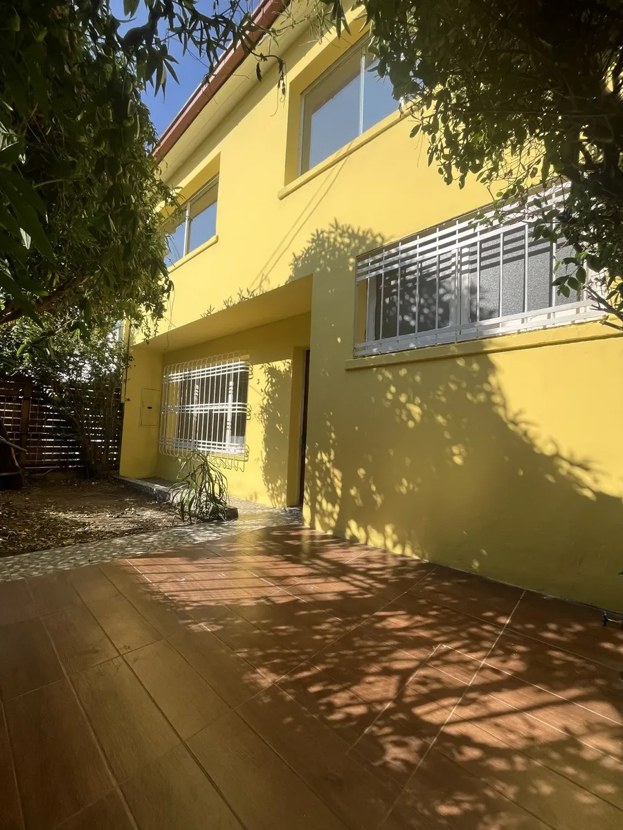 Imagen 1 de 29 de Casa Sólida, Luminosa Y Remodelada En Barrio Residencial.